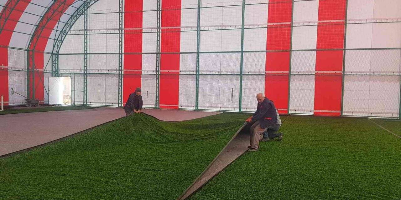 Altıntaş’ta kapalı futbol sahası yapım çalışmaları