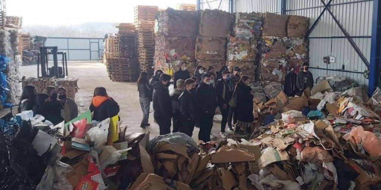 Mustafakemalpaşa Belediyesi’nin geri dönüşüm projesine liseli gençlerden tam destek