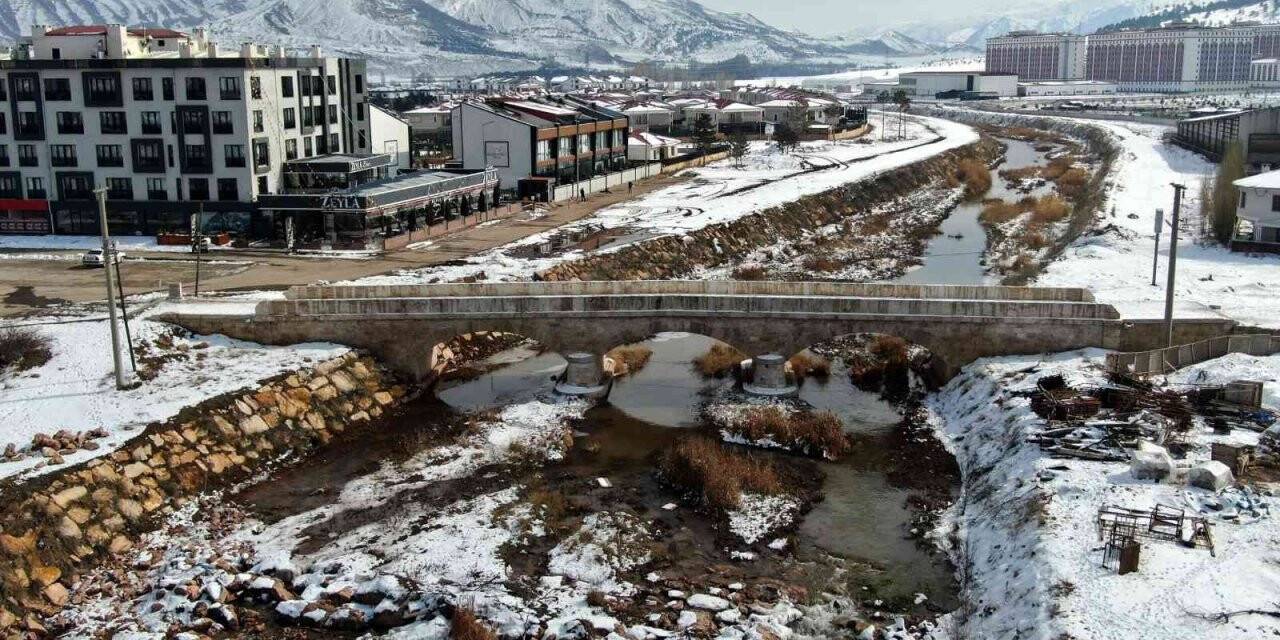 Tarihi köprü zamana meydan okuyor