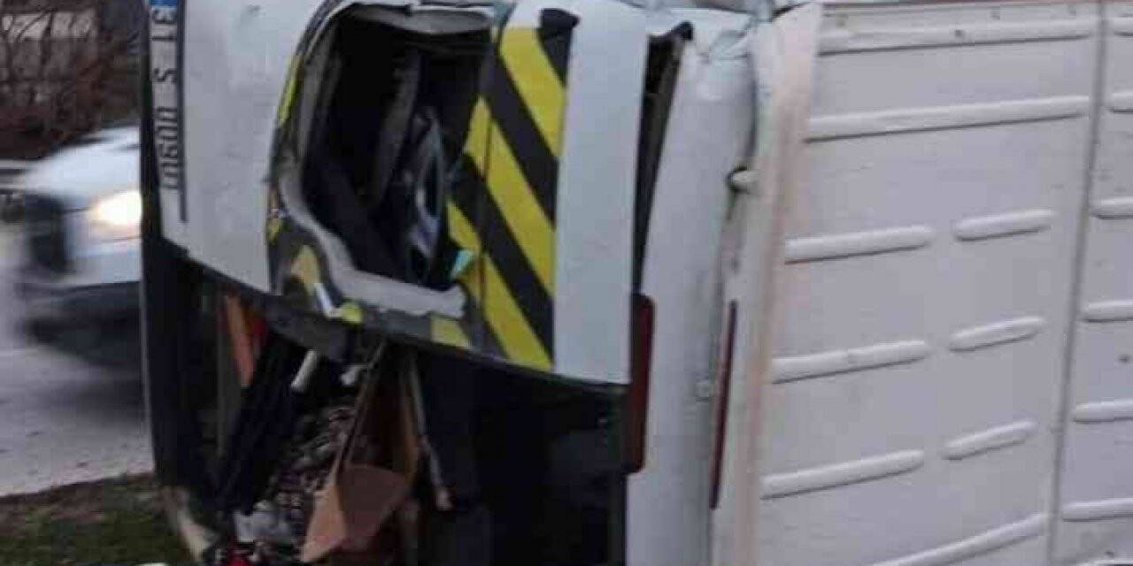 Yolcu otobüsü ile öğrenci servis çarpıştı: 16 yaralı