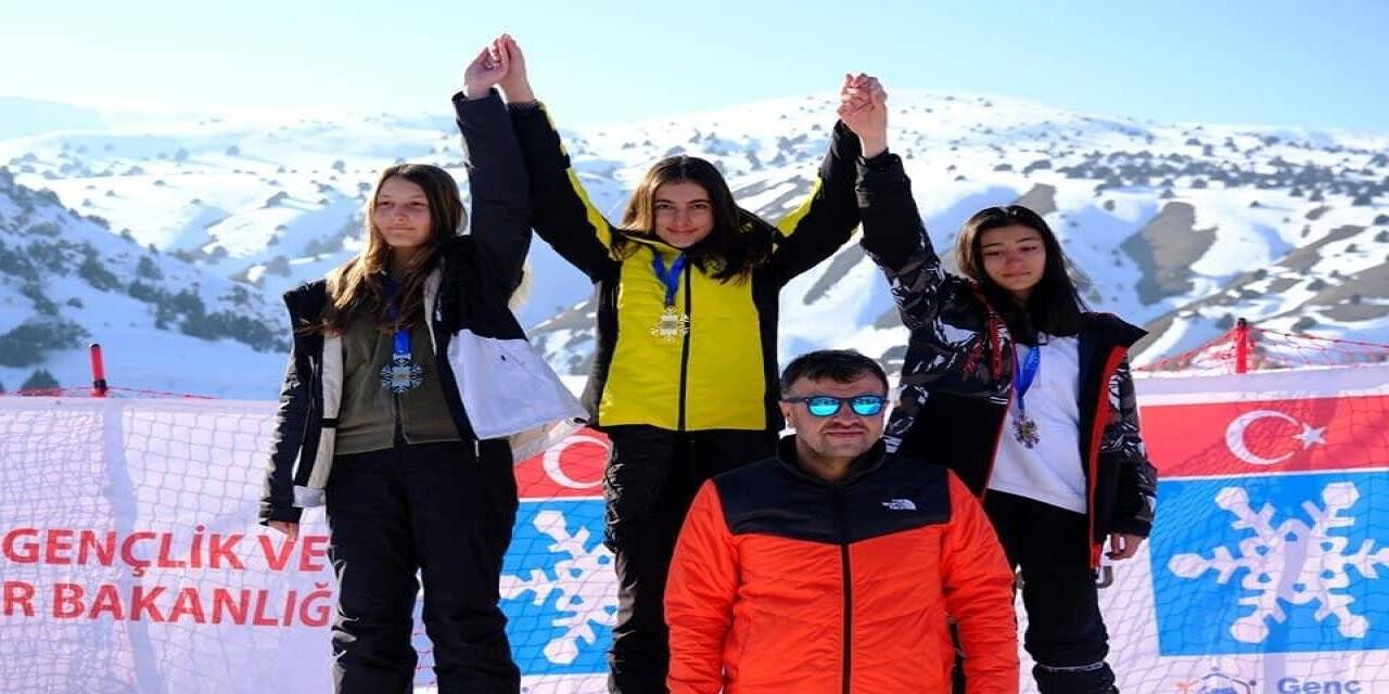 Snowboard yarışlarında Kayseri rüzgarı esti