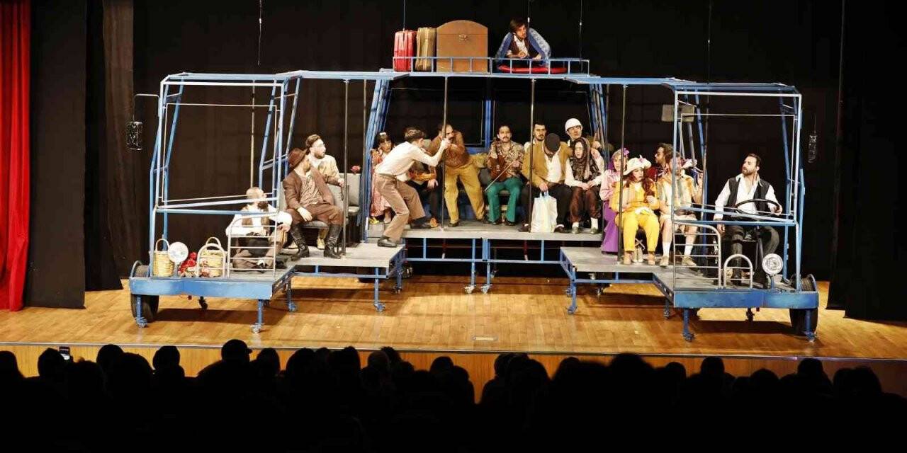 Mavi Kuş Sultangazi’de sahne aldı