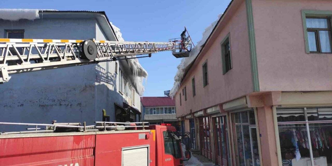 Karlıova’da tehlike oluşturan buz sarkıtları temizleniyor