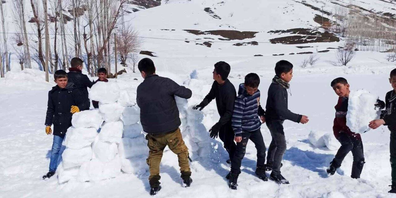 Köy çocuklarının karda futbol keyfi