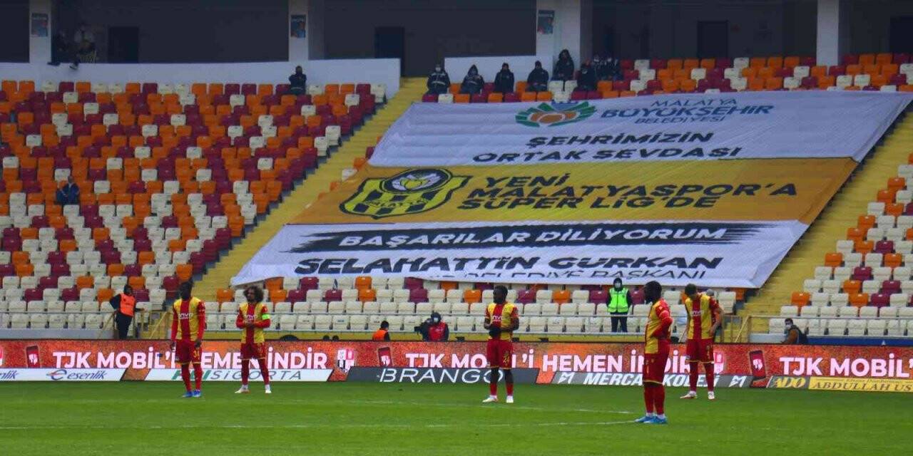 Yeni Malatyasporlu futbolcular maça protesto ile başladı
