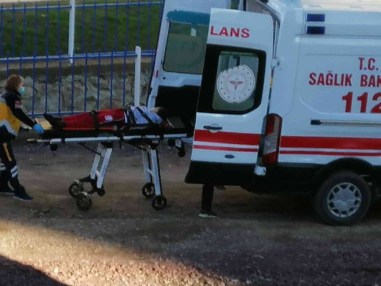 Parkta salıncağın oturağına sıkışan çocuğu itfaiye kurtardı