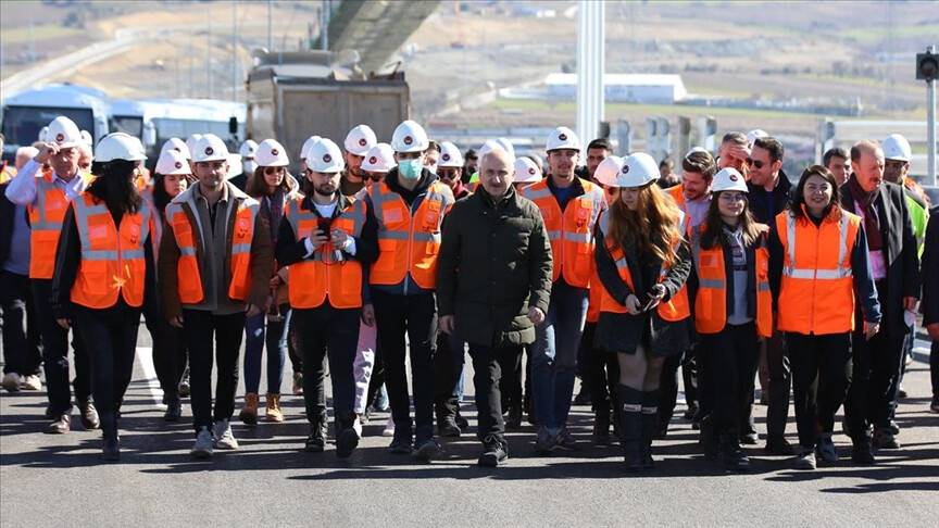 Bakan Karaismailoğlu, 1915 Çanakkale Köprüsü'nden yürüyerek Asya'dan Avrupa kıtasına geçti
