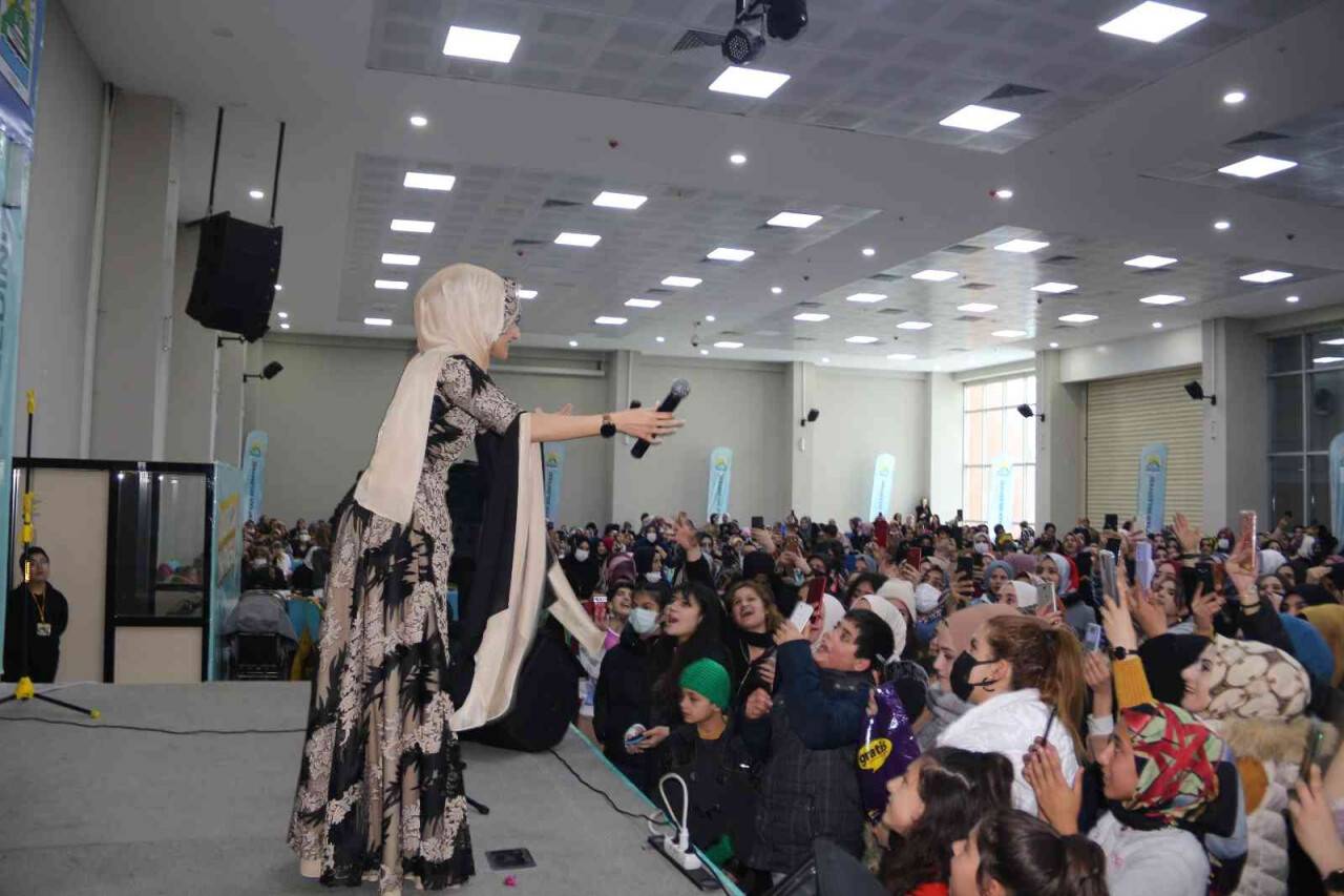 Tatvan Belediyesinden kadınlar matinesi