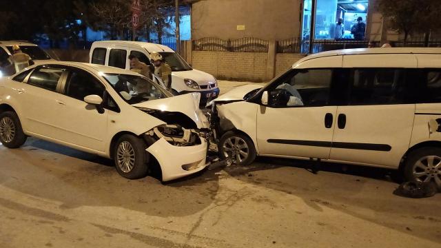 Bursa'da iki araç kafa kafaya çarpıştı: 6 yaralı
