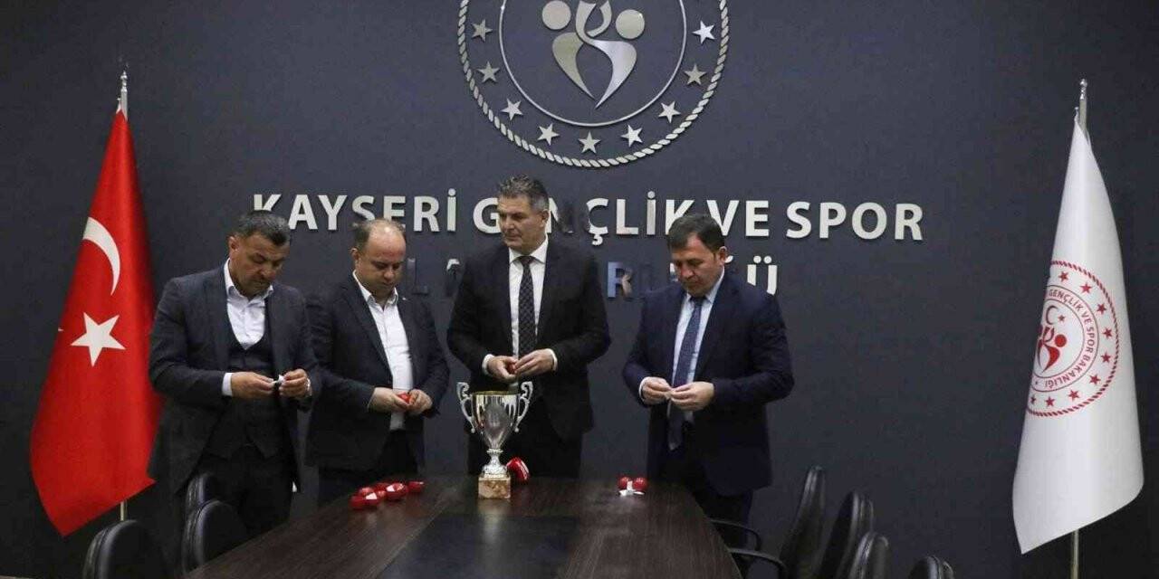 Mahallede maç var