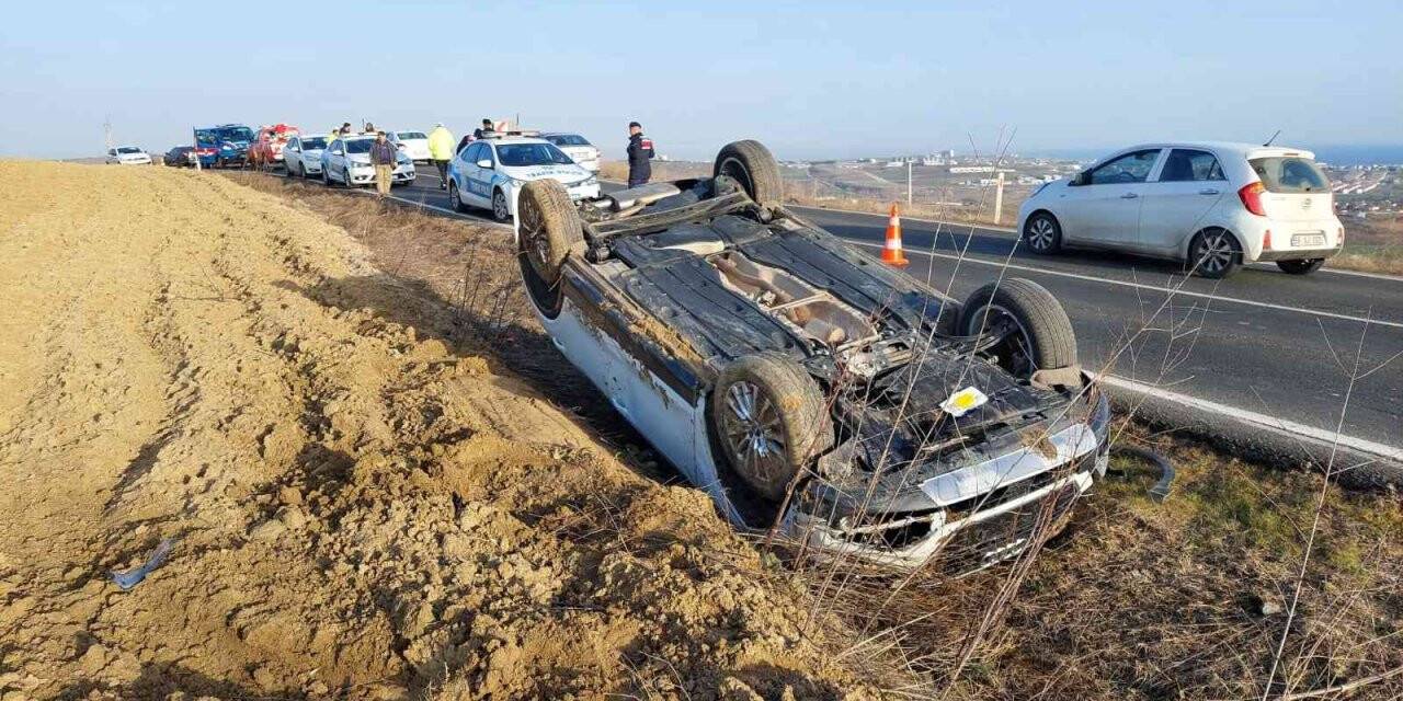 Seyir halindeki otomobil takla attı