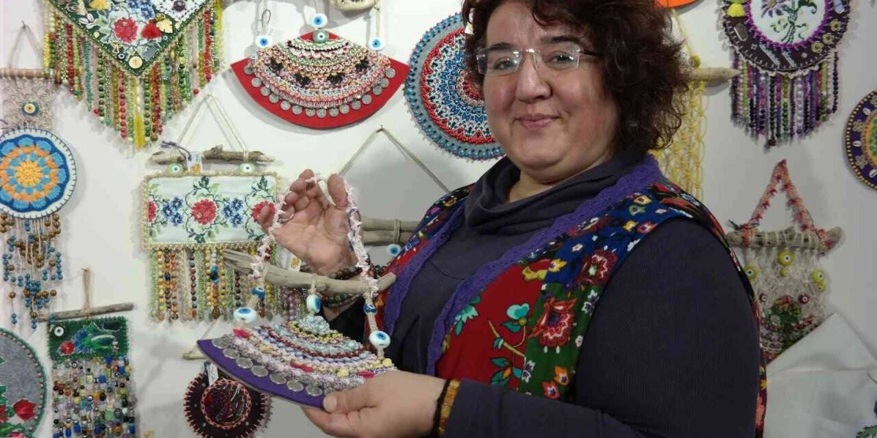 Sandık diplerinde kalmış oya ve kanaviçeler onun elinde tekrar değerleniyor