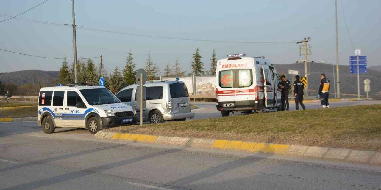 Hafif ticari araç ile otomobil çarpıştı: 2 yaralı