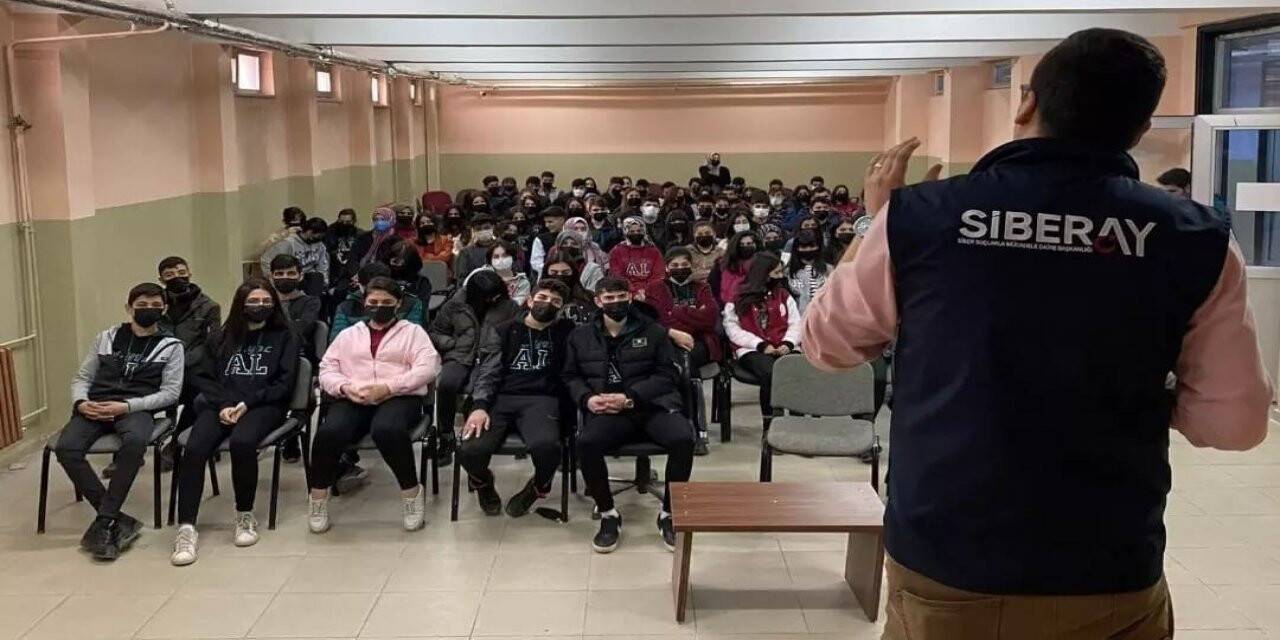 Iğdır Emniyetinden öğrencilere ’Güvenli ve Bilinçli İnternet Kullanımı, Siber Zorbalık ile Teknoloji Bağımlılığı’ eğitimi
