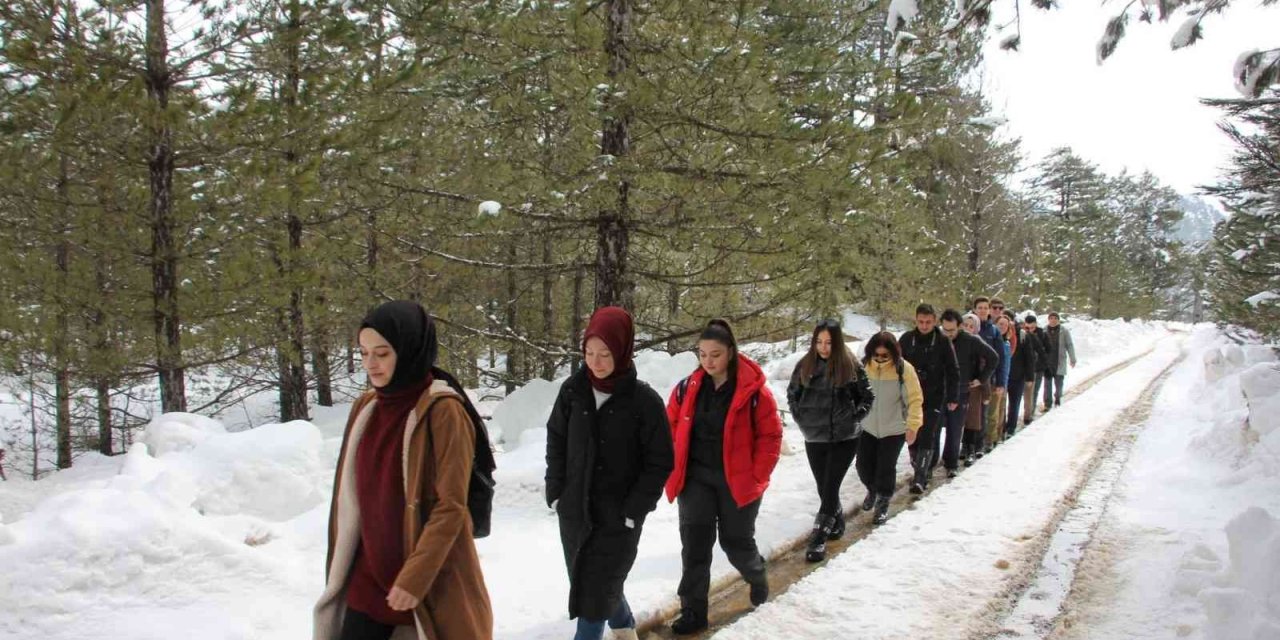 Konya’da doğa tutkunlarından kar yürüyüşü