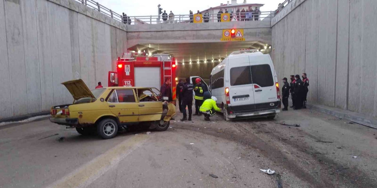 Sivas’ta işçi servisi ile otomobil çarpıştı