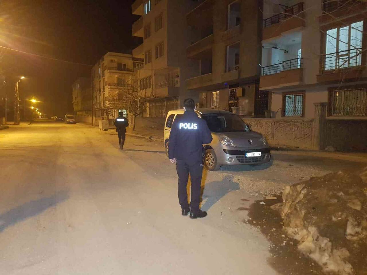 Hırsızlar sokaktaki demir mazgalları çaldı