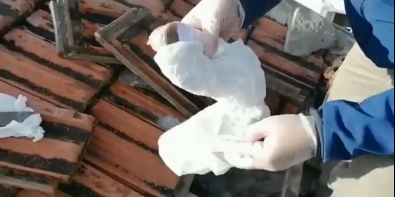 Esrarı çatıdaki kiremitler altına zulalayan uyuşturucu taciri polisten kaçamadı