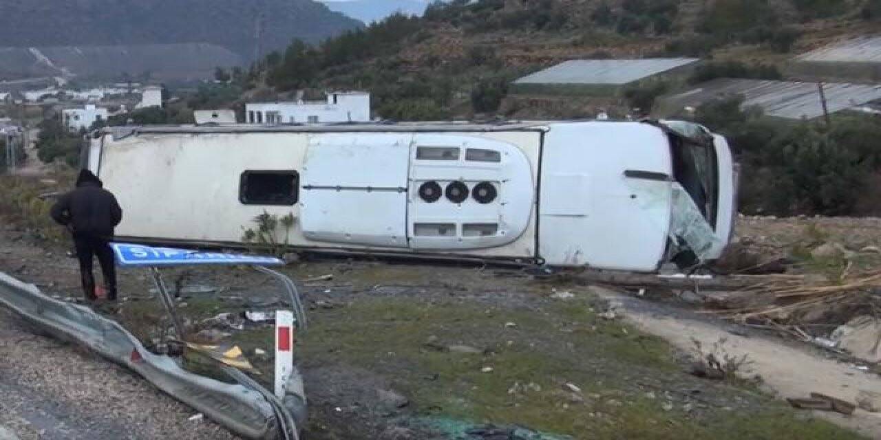 Mersin’de işçi servisi devrildi: 40 yaralı