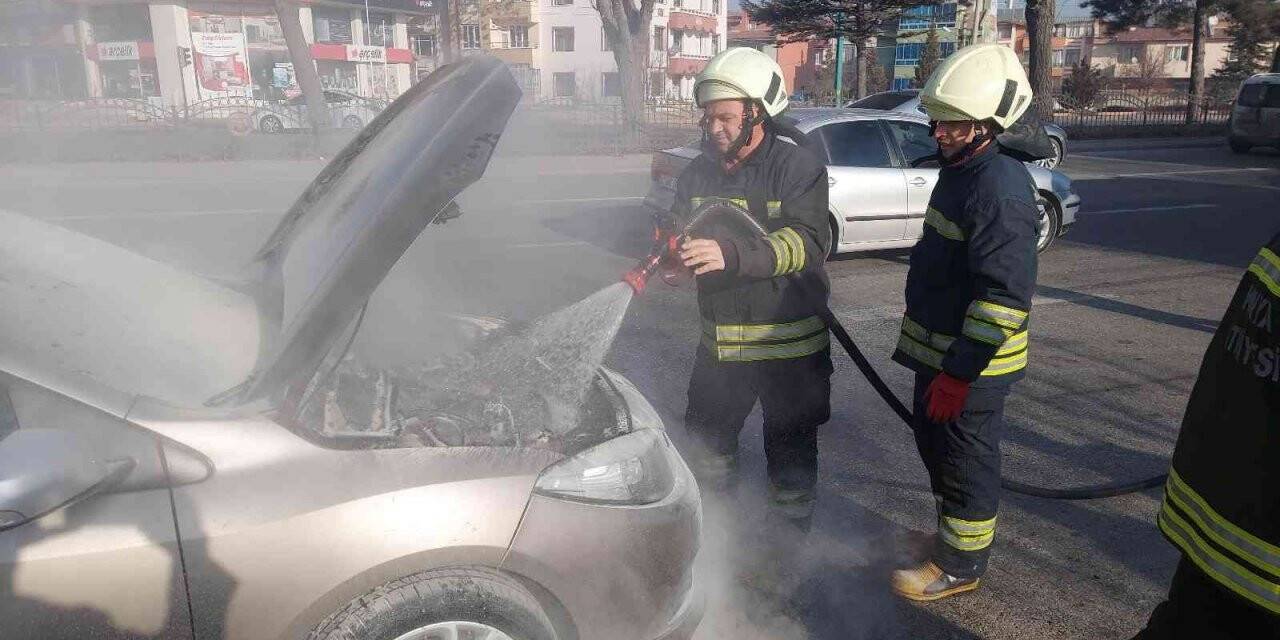 Seyir halindeki otomobilin motor kısmı alev alev yandı