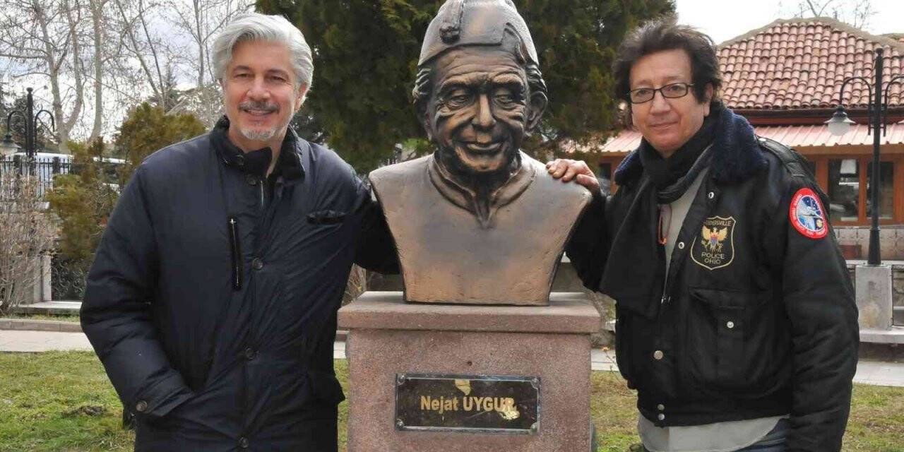 Uygur kardeşler Akşehir’de babalarının büstünü görünce duygulu anlar yaşadı