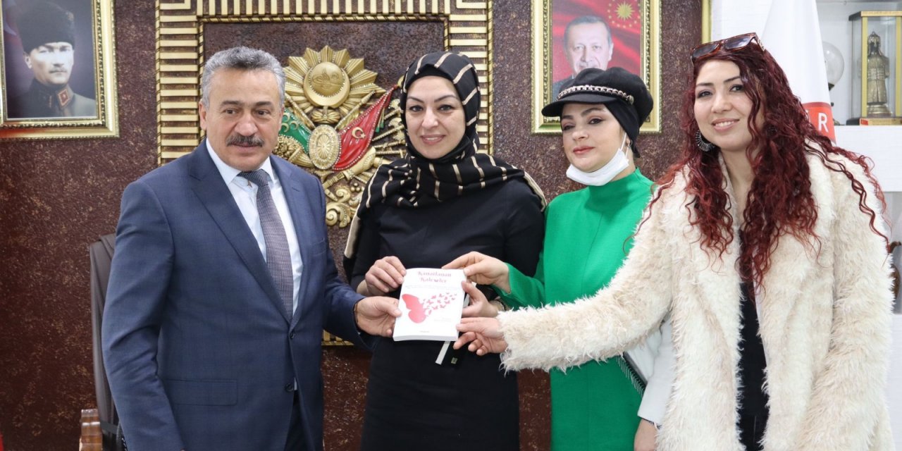 Yazarlar Başkan Tutal'a kitabını hediye etti