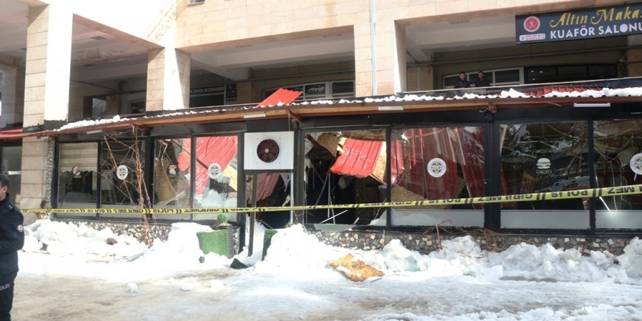 Kafenin üzerine düşen kar 1 kişiyi yaraladı