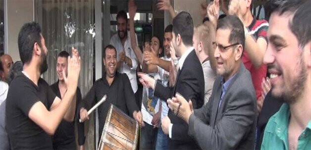 Polis baskınını davul zurna ile karşıladılar