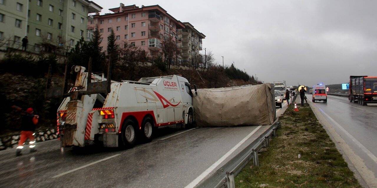 Tır kurtarma çalışması yapılan kaza noktasında faciadan dönüldü