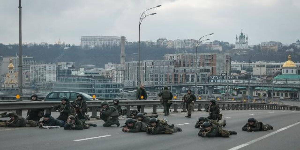 Ukrayna askerleri Kiev'in merkezinde konuşlandı