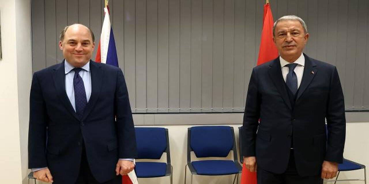 Bakan Akar İngiliz mevkidaşıyla görüştü