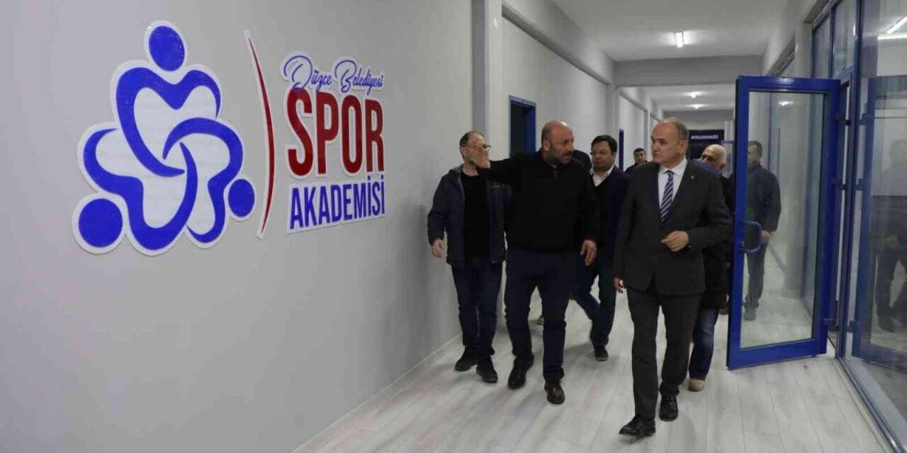 Başkan Özlü spor akademisi ve BELMEK binalarını inceledi