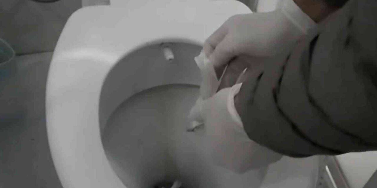 Öğrencileri zehirleyen uyuşturucular klozetten çıktı