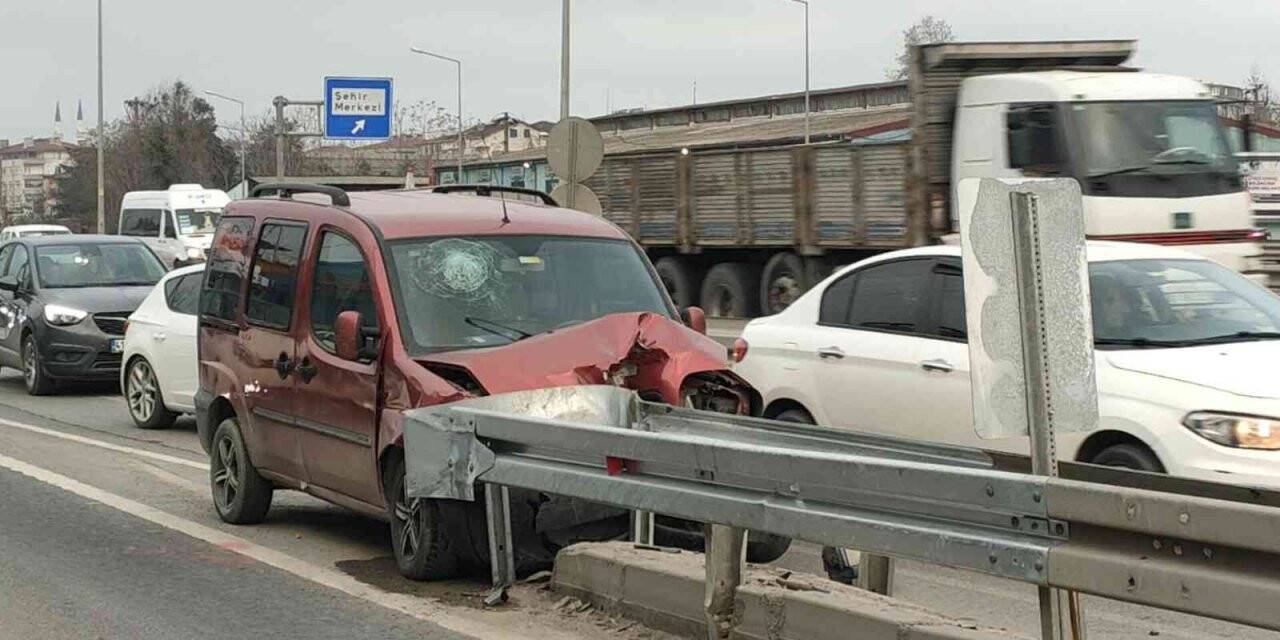 Hafif ticari araç D-100’de bariyere çarptı: 1 yaralı