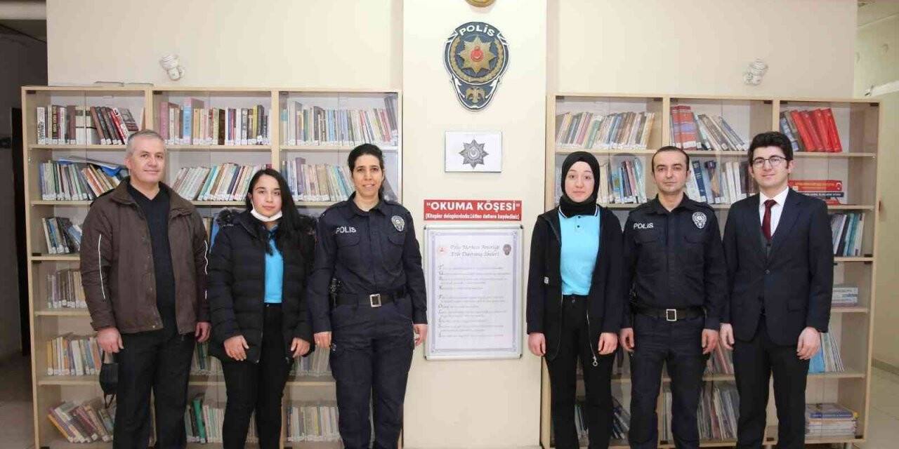 Polislerden lise öğrencilerine kitap desteği