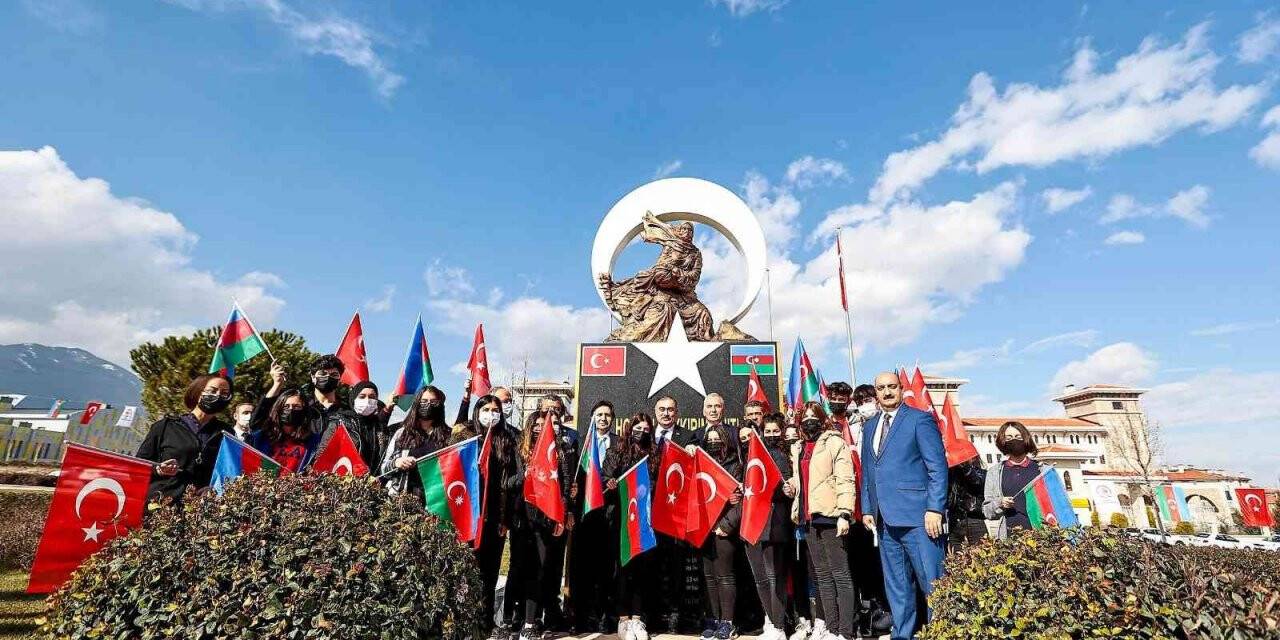 Azerbaycan Büyükelçisi’nden Hocalı Soykırımı Anıtı’na kırmızı karanfil