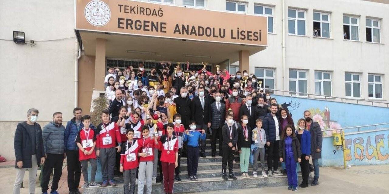 Madalya ve kupalar sahiplerini buldu