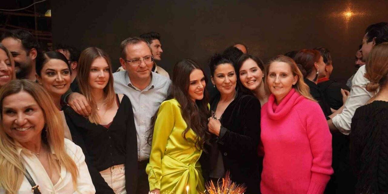 Başkan Mesut Ergin “Üç Kız Kardeş” dizisinin ilk bölümü oyuncuları ile birlikte izledi