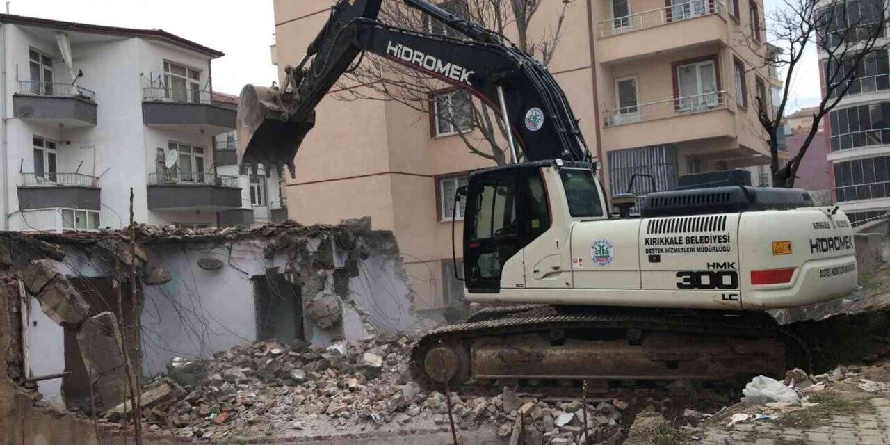 Kırıkkale’de metruk binalar yıkılıyor
