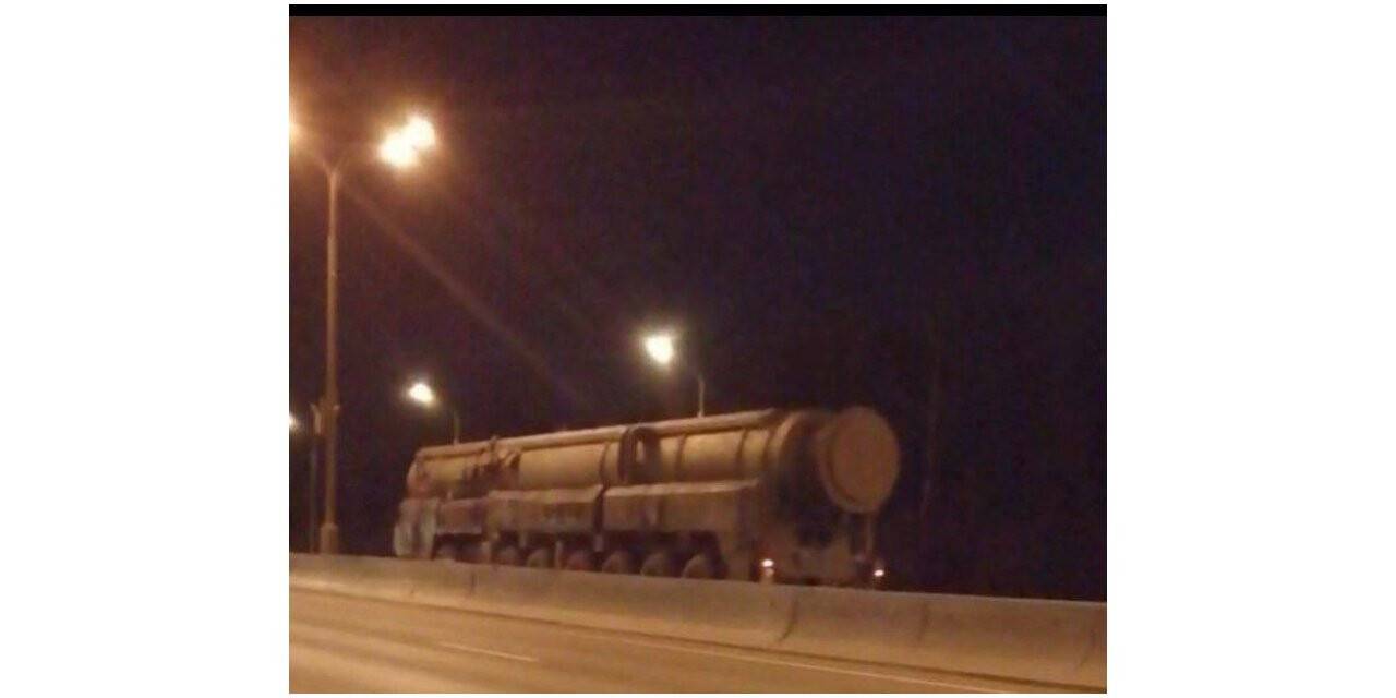 Rusya’nın Topol-M balistik füzesi Moskova yollarında görüntülendi