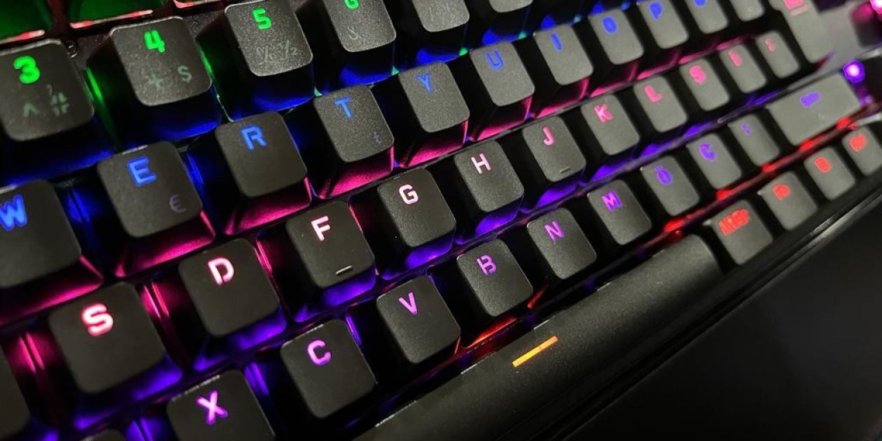 Rengarenk oyuncu klavyeleri teknoloji vitrinlerini aydınlatıyor