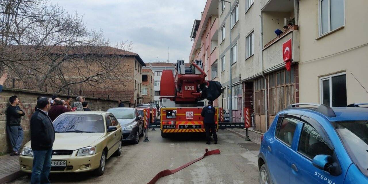 Apartmanın çatı katı alevlere teslim oldu