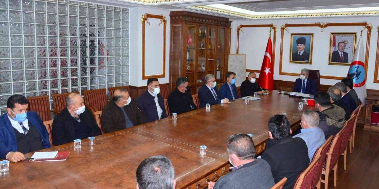 Vali Akın, köy muhtarlarıyla bir araya geldi