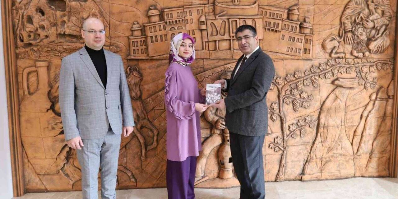 Çevre dostu öğrenciye Rektör Aktekin’den tablet ödülü