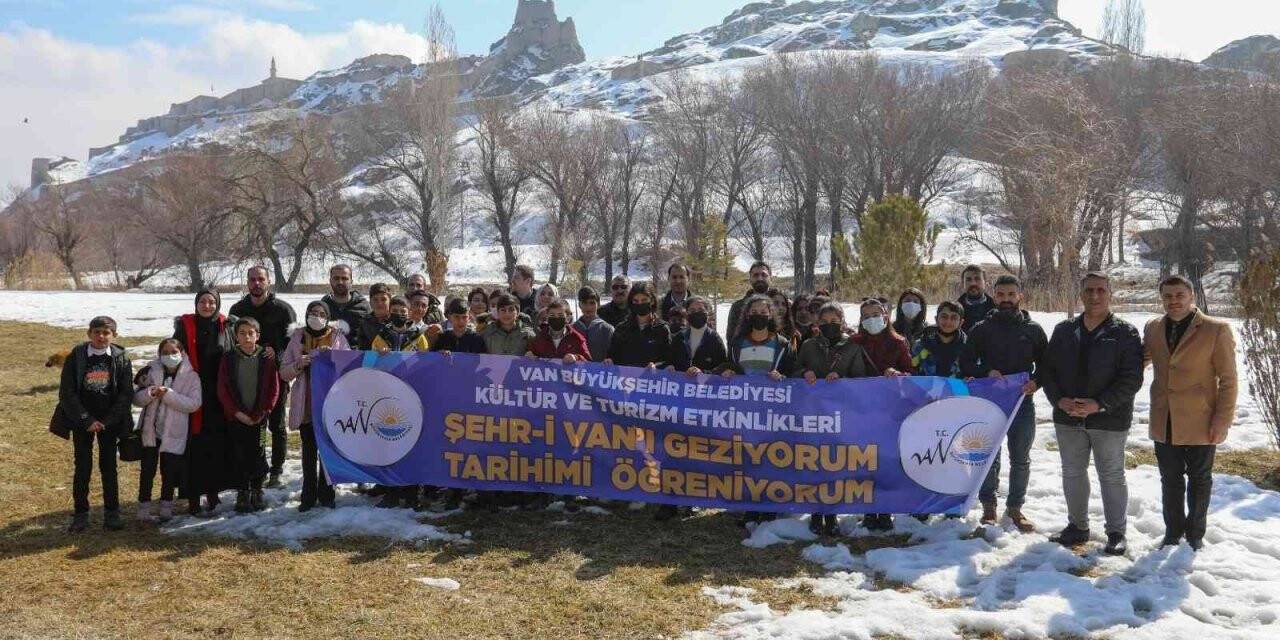 Vanlı öğrenciler için müze ve kale gezisi