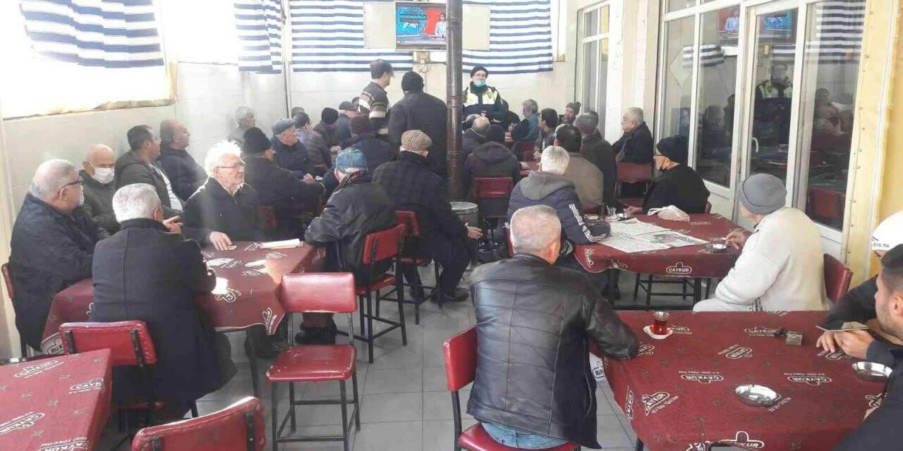 Kahvehanedeki vatandaşlara trafik eğitimi verildi