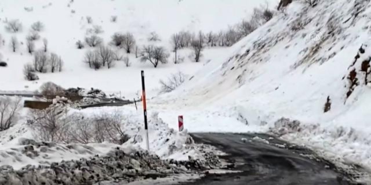 Bingöl'de Yedisu-Karlıova kara yoluna çığ düştü