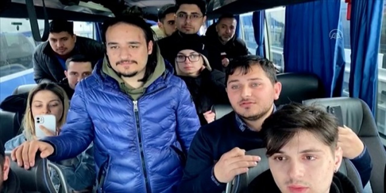 Bakan Çavuşoğlu, Ukrayna’dan tahliye edilen Türk vatandaşlarıyla görüntülü görüşme yaptı
