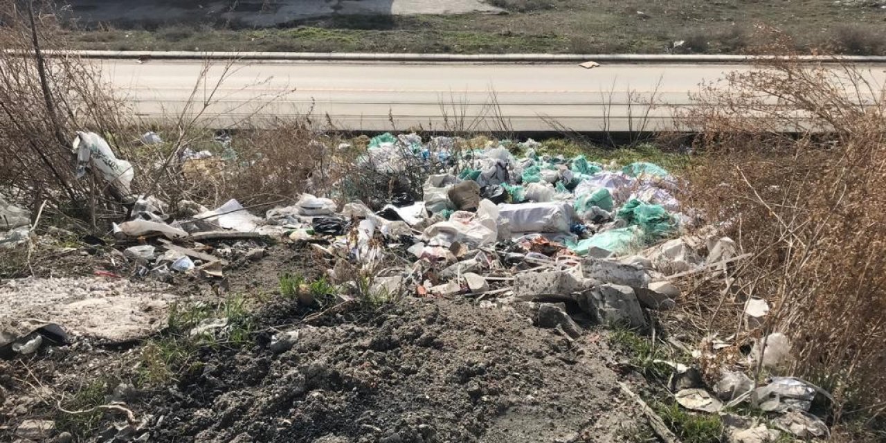 Yol kenarına atılan çöpler çevre kirliliğine neden oluyor