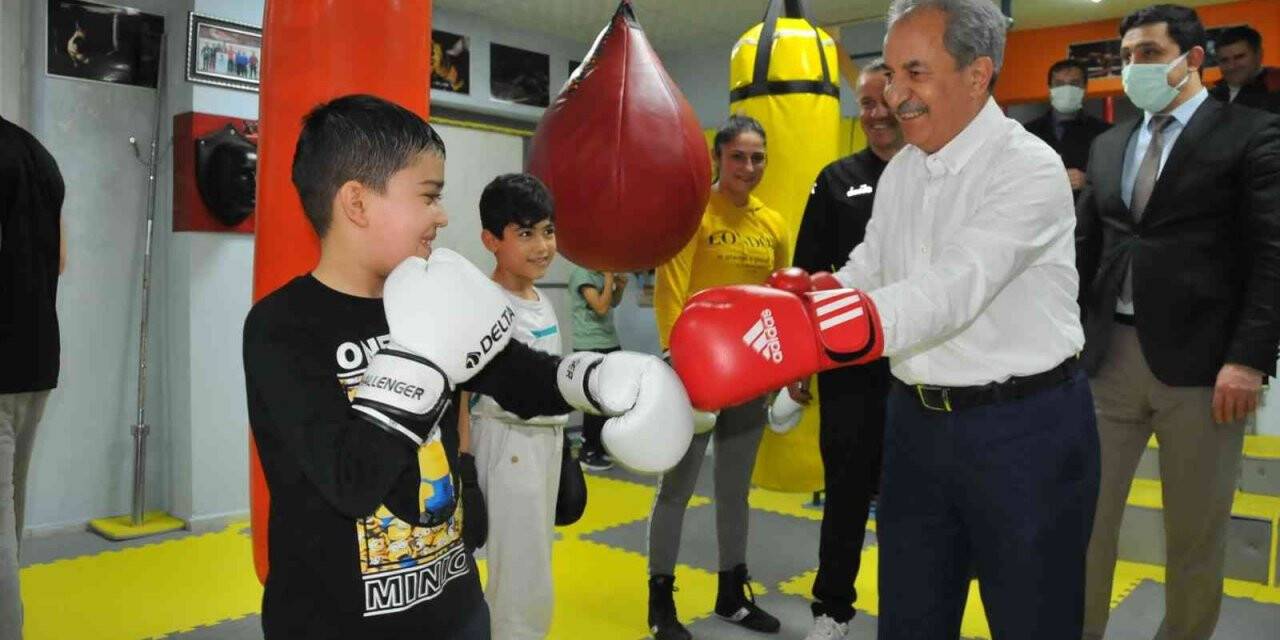 Başkan Akkaya geleceğin boksörleri ile buluştu